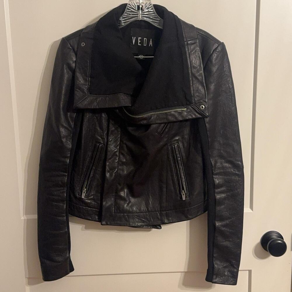 VEDA Jacket Womens Sz M Black Lamb Leather Moto Asym Zip Pockets Drape Collar